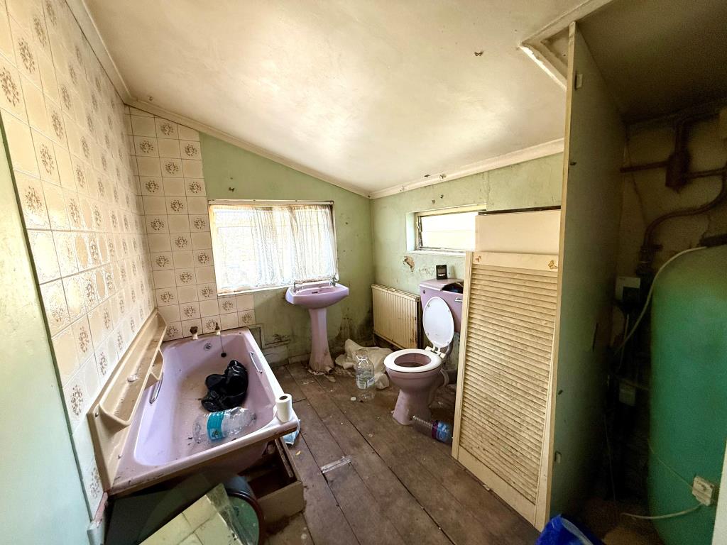 Lot: 138 - HOUSE FOR COMPLETE REFURBISHMENT - Bathroom with W.C.